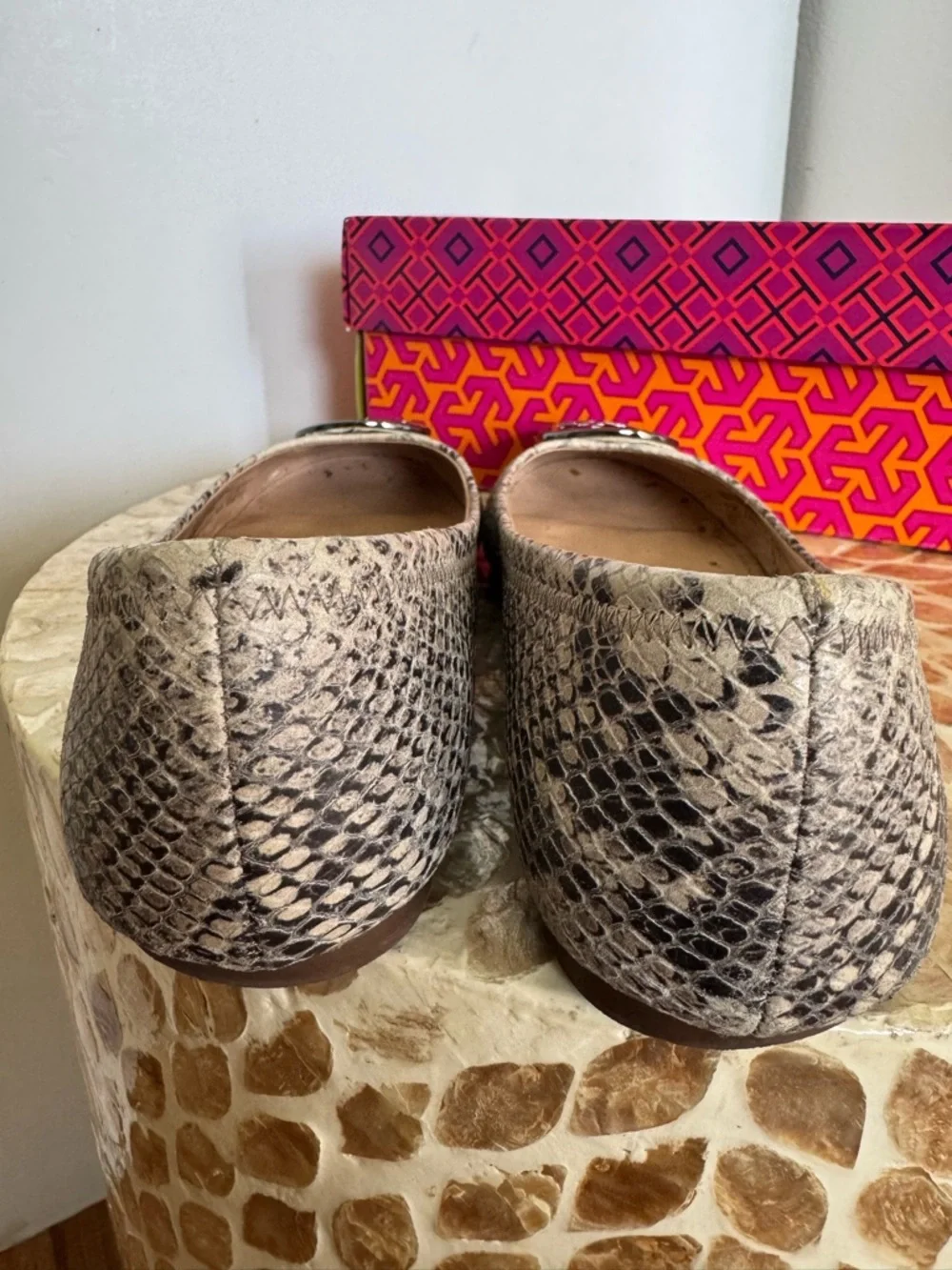 Tory Burch Reva Natural Gray Snakeskin Leather Logo Ballet Flats size 8 - Picture 7 of 10